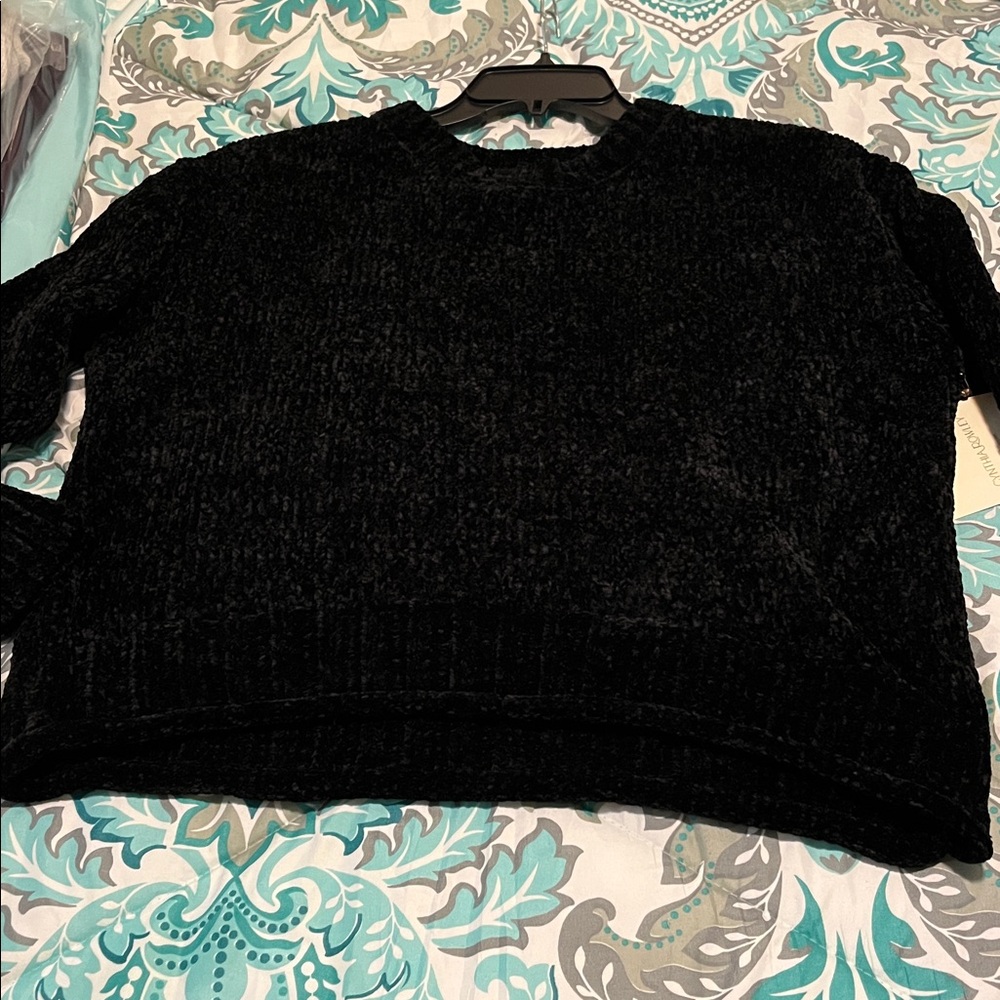 NWT Cynthia Rowley Black Chenille Cropped Crew Neck Sweater Medium - Picture 3 of 12